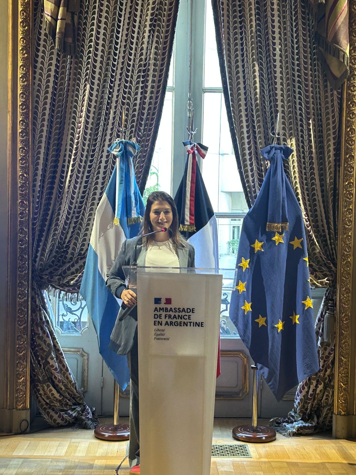 Vanesa Cillo en Embajada de Francia